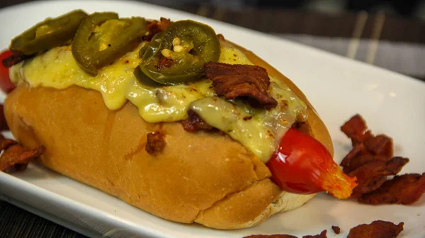 Cheddar, jalapeno biber ve pastırma ile büyük sosisli topingler olarak