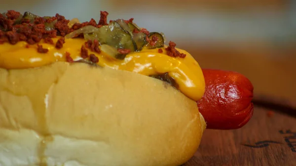 Cheddar ve pastırma ile lezzetli sosisli toppings yakın olarak
