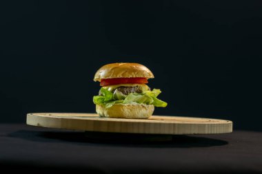 Salata siyah arka plan ile lezzetli büyük cheeseburger