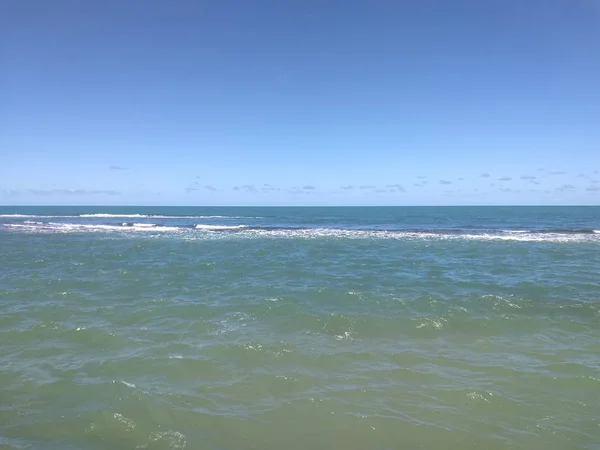 Calmar las olas del océano y viajar cielo azul claro —  Fotos de Stock