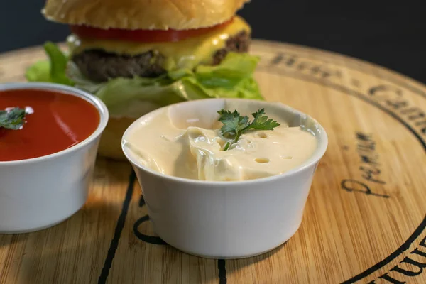Cheeseburger sos, ketçap ve mayonez iki kase ile servis