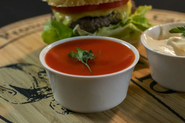 Cheeseburger sos, ketçap ve mayonez iki kase ile servis