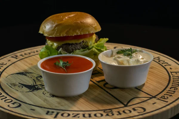 Cheeseburger sos, ketçap ve mayonez iki kase ile servis