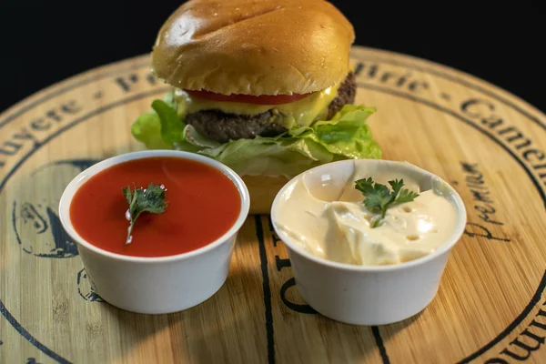 Cheeseburger sos, ketçap ve mayonez iki kase ile servis