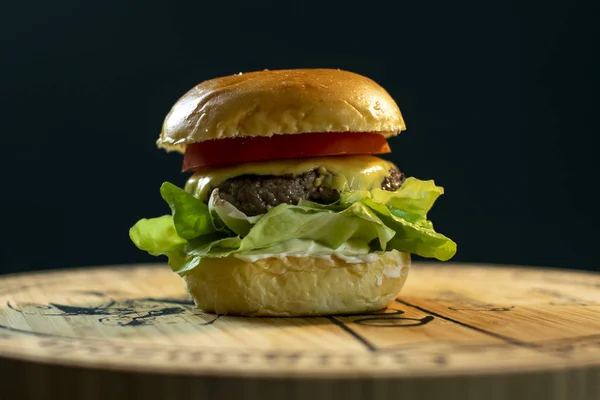 Salata yakın ile Lezzetli büyük cheeseburger