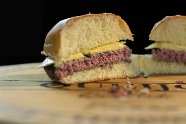 나무 판에 맛있는 반으로 자른 치즈 버거 인테리어 — 스톡 사진