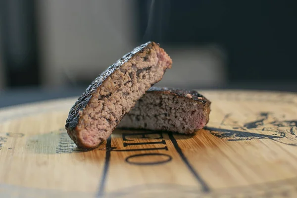 Orta nadir ızgara burger köftesi yakın