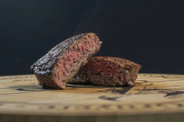 Orta nadir ızgara burger köftesi yakın