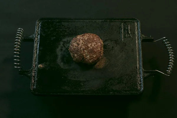 Eski siyah ızgara burger köfte ızgara