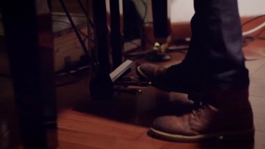 Erkek piyanist, düşük ışık ve kaydırma hareketli sığ alan derinliği ile piyanoda bir şarkı söylüyor. Başlangıçta odak gösteriliyor.