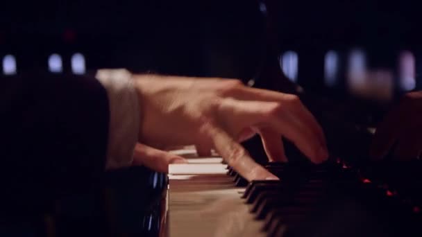 Pianista Maschile Che Esegue Una Canzone Pianoforte Con Scarsa Luce — Video Stock