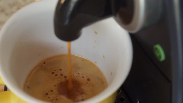 按下闪烁的按钮 启动一个咖啡机 把新鲜的热咖啡倒入一大杯 — 图库视频影像