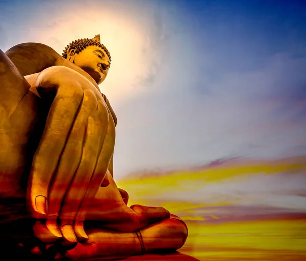 Turuncu, sarı, kırmızı, mavi ile güzel ve renkli bir gökyüzünde sadık Buda heykeli nin büyük altın lordu.