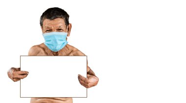 Coronavirus 2019 (COVID-19) enfeksiyonunu önlemek için maske takan yaşlı bir Asyalı 'nın görüntüsü ve kırpma yolu reklam için küçük beyaz bir tabela taşıyor..
