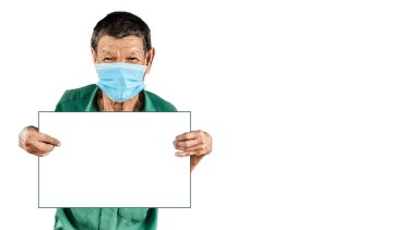 Coronavirus 2019 (COVID-19) enfeksiyonunu önlemek için maske takan yaşlı bir Asyalı 'nın görüntüsü ve kırpma yolu reklam için küçük beyaz bir tabela taşıyor..