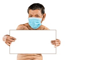 Coronavirus 2019 (COVID-19) enfeksiyonunu önlemek için maske takan yaşlı bir Asyalı 'nın görüntüsü ve kırpma yolu reklam için küçük beyaz bir tabela taşıyor..