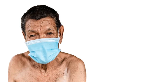 Beyaz arka plandaki görüntüyü ayır ve yaşlı Asyalı fakir adamın kırpma yolunu kes Coronavirus 2019 enfeksiyonlarını önlemek için maske tak (COVID-19).