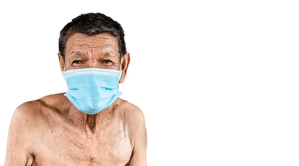 Beyaz arka plandaki görüntüyü ayır ve yaşlı Asyalı fakir adamın kırpma yolunu kes Coronavirus 2019 enfeksiyonlarını önlemek için maske tak (COVID-19).
