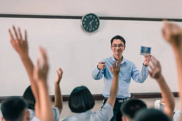 Sonriente Profesor Secundaria Asiático Enseña Los Estudiantes Uniforme Blanco Aula — Foto de Stock