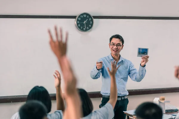 Sonriente Profesor Secundaria Asiático Enseña Los Estudiantes Uniforme Blanco Aula — Foto de Stock