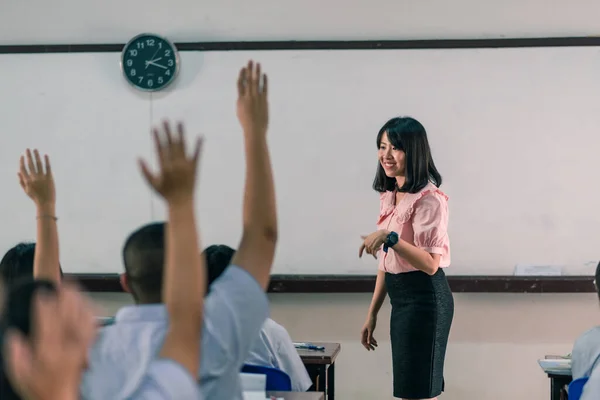 Una Sonriente Profesora Secundaria Asiática Enseña Los Estudiantes Uniforme Blanco — Foto de Stock