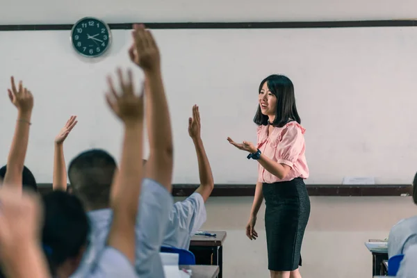 Una Sonriente Profesora Secundaria Asiática Enseña Los Estudiantes Uniforme Blanco — Foto de Stock