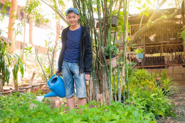 Jovem Menino Ensino Médio Asiático Está Usando Feriado Para Plantar — Fotografia de Stock