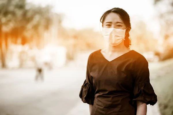 2019 Coronavirus hastalığı (COVID-19) salgınında risk altında oldukları için Asyalı kadınlar maske takıyor.