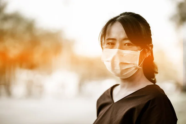 2019 Coronavirus hastalığı (COVID-19) salgınında risk altında oldukları için Asyalı kadınlar maske takıyor.