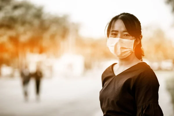 2019 Coronavirus hastalığı (COVID-19) salgınında risk altında oldukları için Asyalı kadınlar maske takıyor.