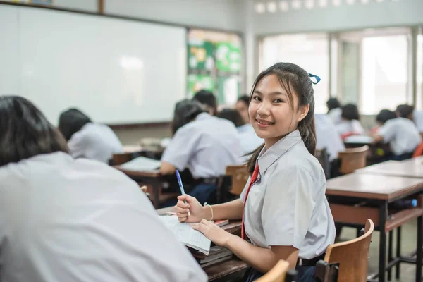 Una Estudiante Asiática Bastante Sonriente Con Uniforme Blanco Gira Cara — Foto de Stock