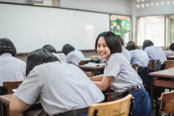 Una Estudiante Asiática Bastante Sonriente Con Uniforme Blanco Gira Cara — Foto de Stock