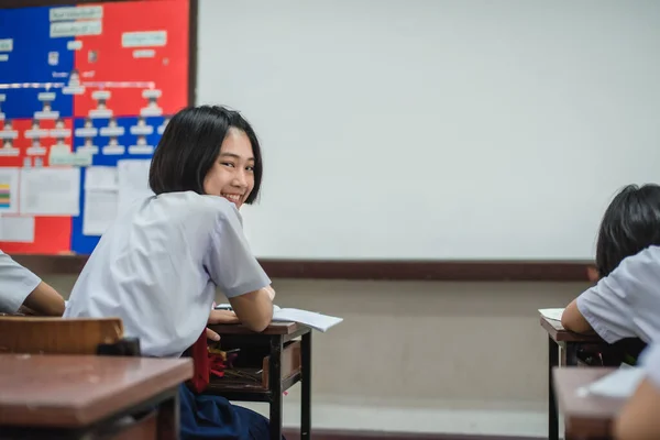 Una Estudiante Asiática Bastante Sonriente Con Uniforme Blanco Gira Cara — Foto de Stock