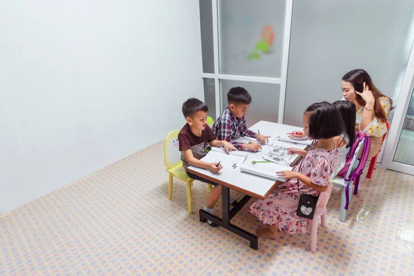 Escuela Primaria Asiática Están Estudiando Aula Con Una Maestra Asiática — Foto de Stock