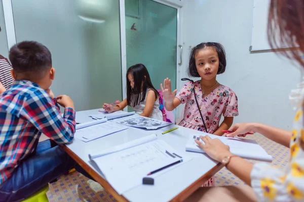 Los Niños Primaria Asiáticos Están Estudiando Aula Con Una Maestra — Foto de Stock
