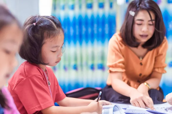 Asiática Niña Escuela Primaria Está Estudiando Aula Con Una Profesora — Foto de Stock