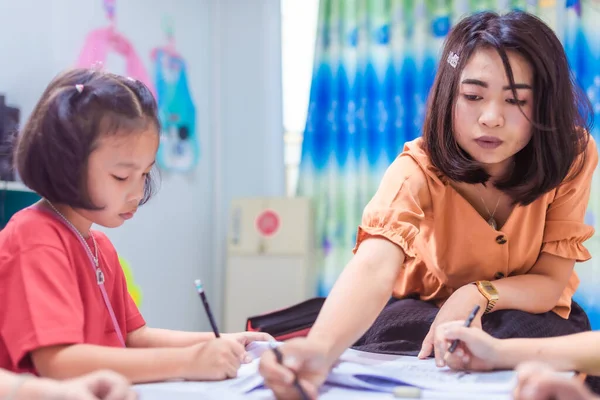 Asiática Niña Escuela Primaria Está Estudiando Aula Con Una Profesora — Foto de Stock