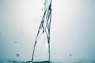 Saf suyun arka planı kabarcıklarla doluyor..