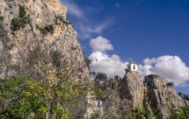 Guadalest bir şaşırtıcı ortasında bir taş binada ile bir rezervuar bakan merkezidir. Alicante.