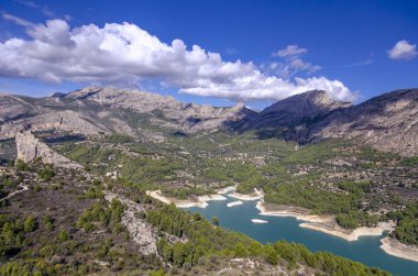 Şehir, Guadalest, Alicante, sen-ebilmek görmek Guadalest aynı adı taşıyan nehir rezervuar.