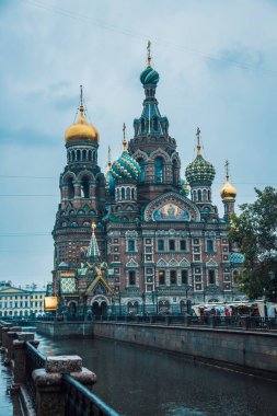 St. Petersburg 'da Kan Döken Kurtarıcımızın Tapınağı. Yağmurlu bir gün. Kilise