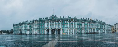 St. Petersburg 'daki Palace Meydanı' nda Hermitage Panoraması. Yağmurlu gün