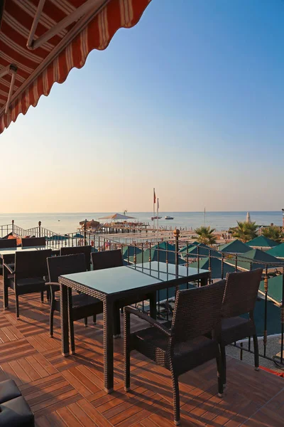 Hindi. Deniz kıyısındaki otel. Restoran, yüzme havuzu