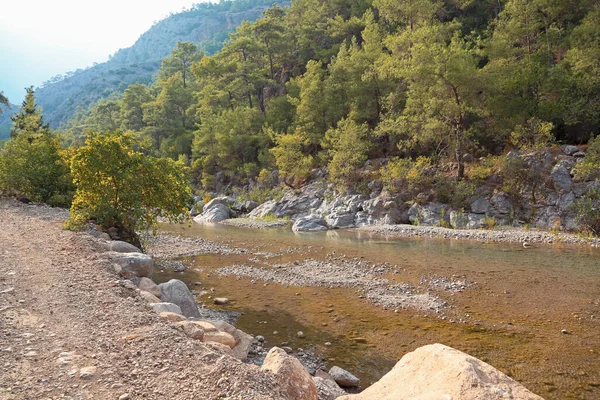 Goynuk Parkı. Hindi. Kemer. Dağ nehri