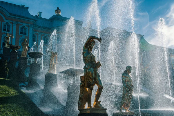 Peterhof. Büyük Saray. Çeşmeler. Park