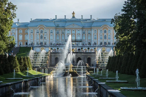 Peterhof. Büyük Saray. Çeşmeler. Park