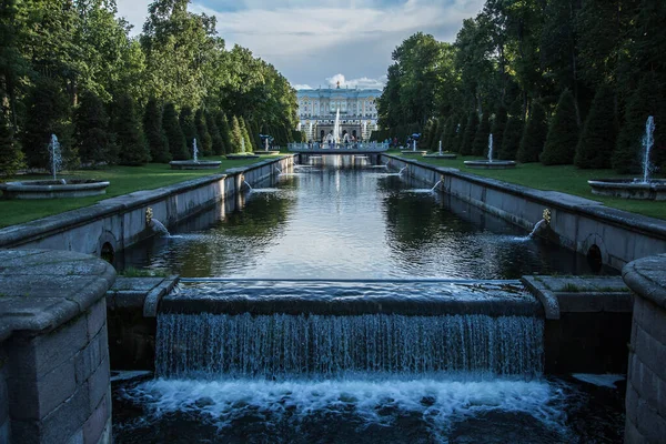 Peterhof. Büyük Saray. Çeşmeler. Park
