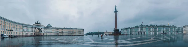 St. Petersburg 'daki Panorama Sarayı Meydanı. Yağmurlu gün