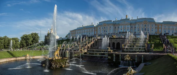 Peterhof çeşmeleri. St. Petersburg 'da. Saray. Panorama