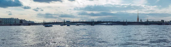 Neva Nehri. İyi günler. Panorama Şehri